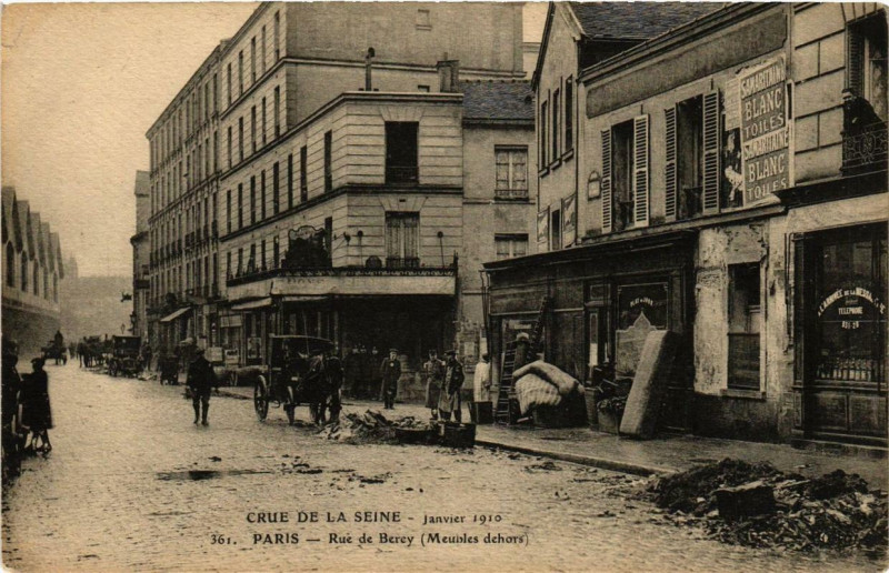 Carte postale ancienne Paris 12e Crue de la Seine 1910 Rue de Bercy Meubles dehors à Paris 12e