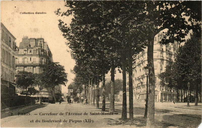 Carte postale ancienne Paris 12e Carrefour de l'Avenue de Saint-Mandé et du Bd Picpus à Paris 12e