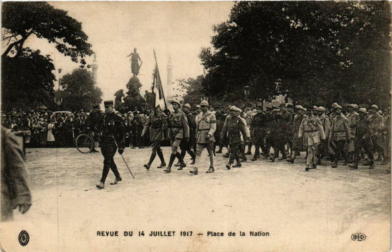 Carte postale ancienne Paris 12e Revue du Juillet 1917 Place de la Nation à Paris 12e