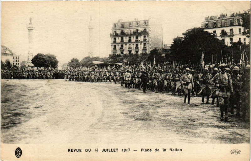 Carte postale ancienne Paris 12e Revue du Juillet 1917 Place de la Nation à Paris 12e