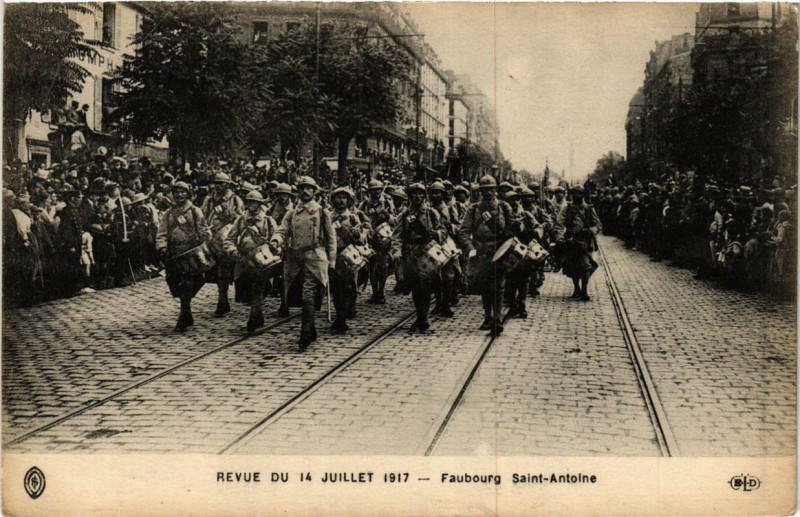 Carte postale ancienne Paris 12e Revue du Juillet 1917 Faubourg Saint-Antoine à Paris 12e