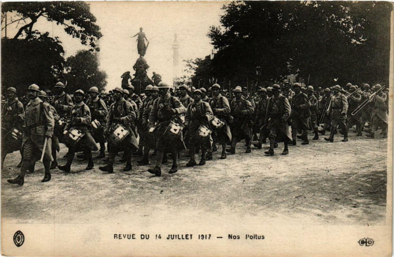 Carte postale ancienne Paris 12e Revue du Juillet 1917 Nos Poilus à Paris 12e