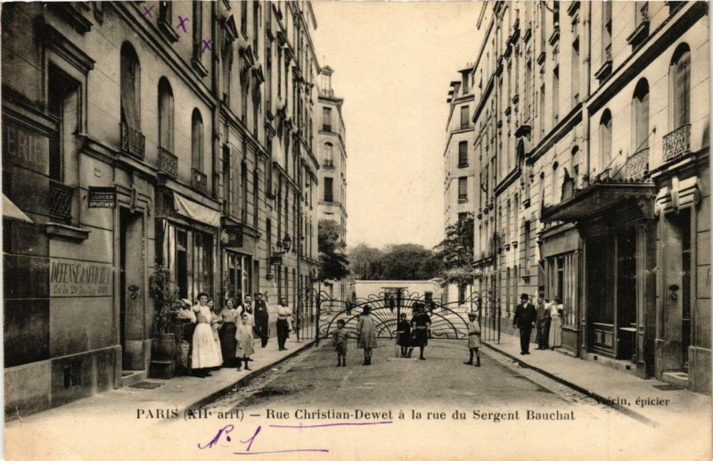 Carte postale ancienne Paris 12e Rue Christian-Dewet a la rue du Sergent-Bauchat à Paris 12e