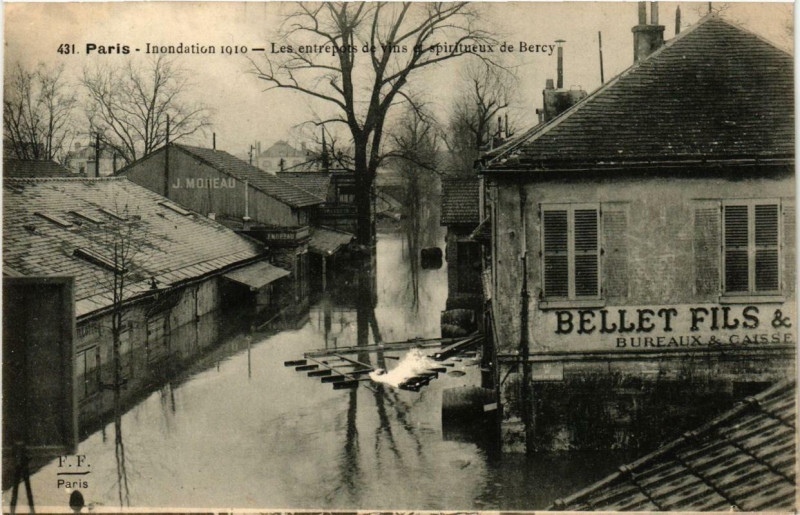 Carte postale ancienne Paris 12e Inondation 1910 Les entrepots de vons et spiritueux à Paris 12e