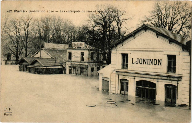 Carte postale ancienne Paris 12e Inondation 1910 Les entrepots de vons et spiritueux à Paris 12e