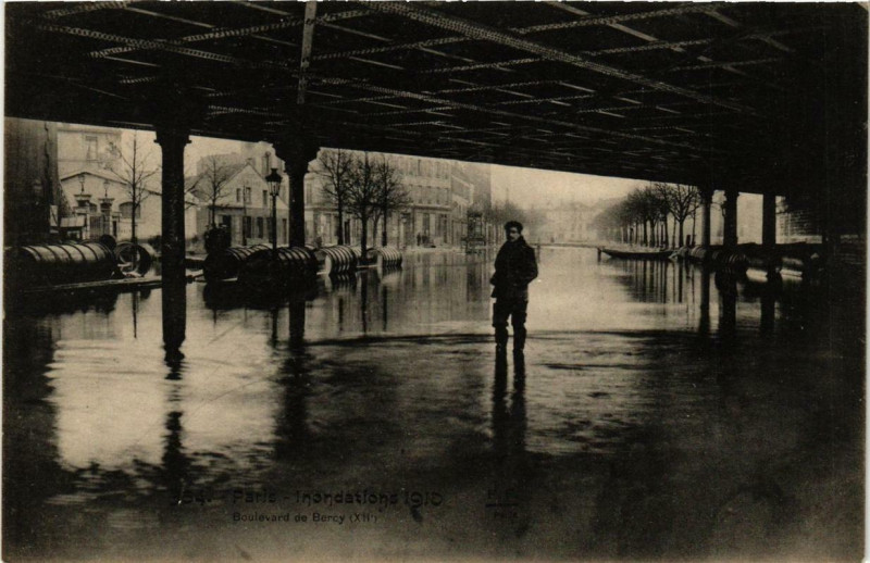 Carte postale ancienne Paris 12e Inondation 1910 Boulevard de Bercy F. Fleury à Paris 12e