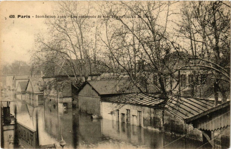 Carte postale ancienne Paris 12e Inondation 1910 Les entrepots de vons et spiritueux à Paris 12e