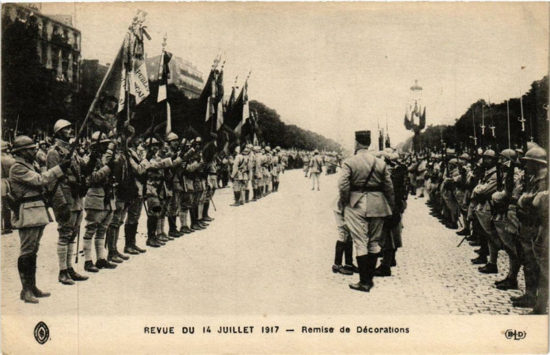 Carte postale ancienne Paris 12e Revue du Juillet 1917 Remise de Décorations à Paris 12e