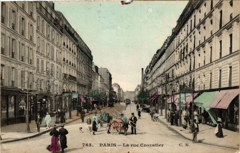 Carte postale ancienne Paris 12e La rue Crozatier à Paris 12e