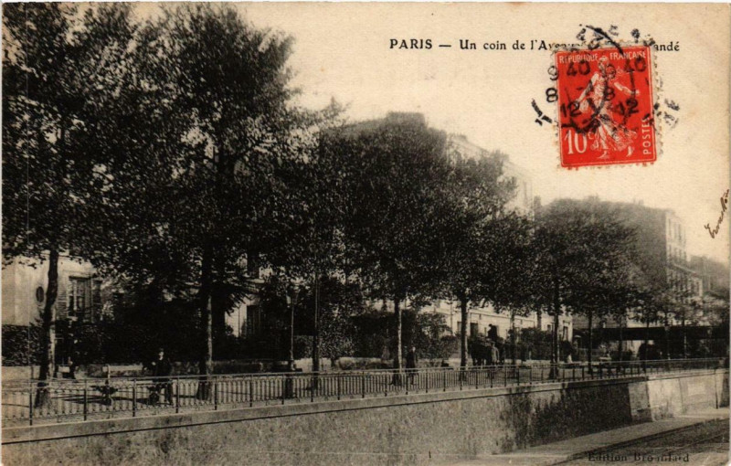 Carte postale ancienne Paris 12e Un coin de l'Avenue de Saint-Mandé à Paris 12e