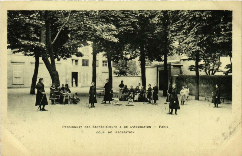 Carte postale ancienne Paris 12e Pensionnat des Sacrés-Coeurs et de l'Adoration Cour à Paris 12e
