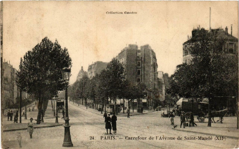 Carte postale ancienne Paris 12e Carrefour de l'Avenue de Saint-Mandé à Paris 12e