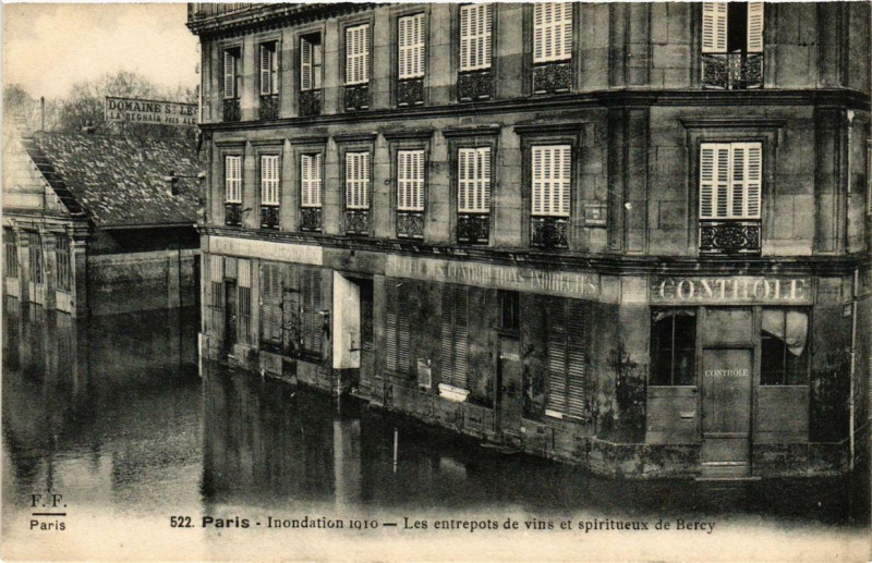 Carte postale ancienne Paris 12e Inondation 1910 Les entrepots de vons et spiritueux à Paris 12e