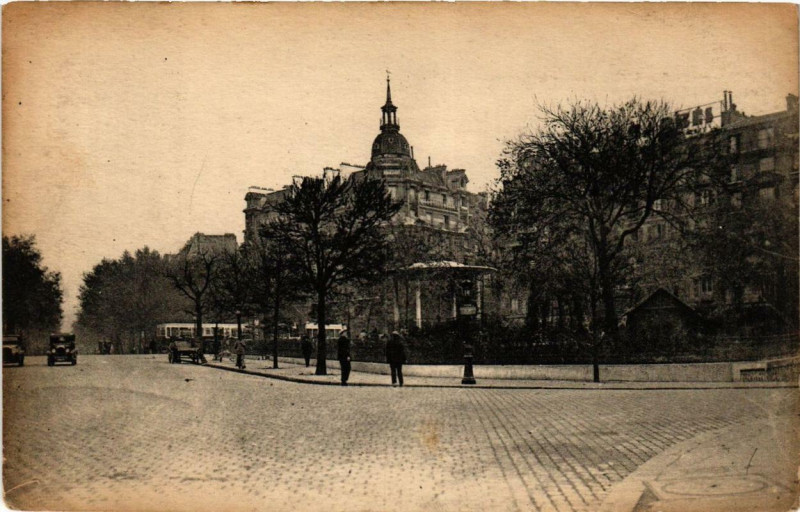 Carte postale ancienne Paris 12e Rue de Charenton Le Square à Paris 12e
