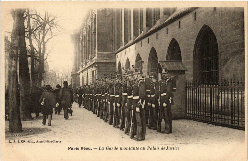 Carte postale ancienne La Garde montante au Palais de Justice à Paris 4e