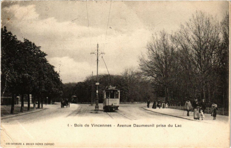 Carte postale ancienne Bois de Vincennes - Avenue Daumesnil prise du Lac à Saint-Mandé