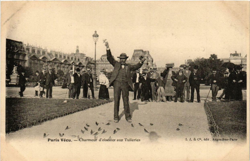 Carte postale ancienne Paris Vécu. Charmeur d'oiseaux aux Tuileries à Paris