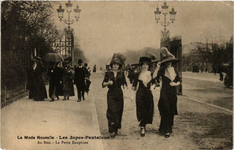 Carte postale ancienne La Mode Nouvelle - Les Jupes-Pantalons - Au Bois - La Porte Dauphine à Paris 16e