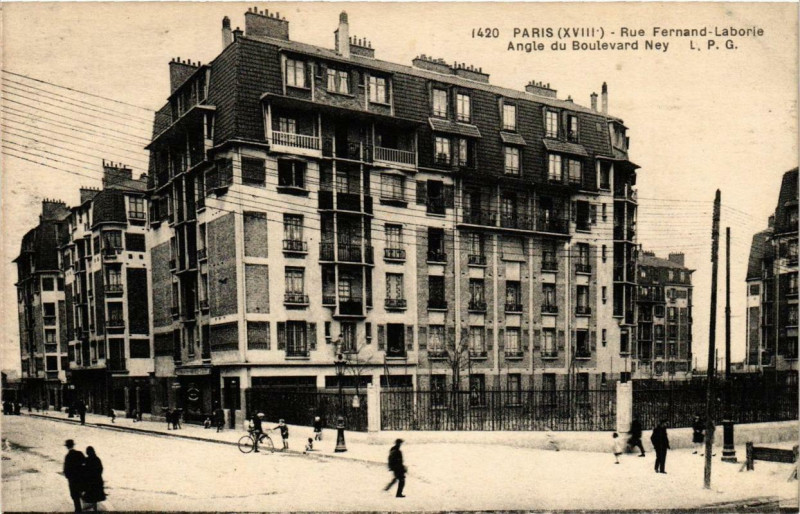 Carte postale ancienne Rue Fernand-Laborie - Angle du Boulevard Ney à Paris 18e