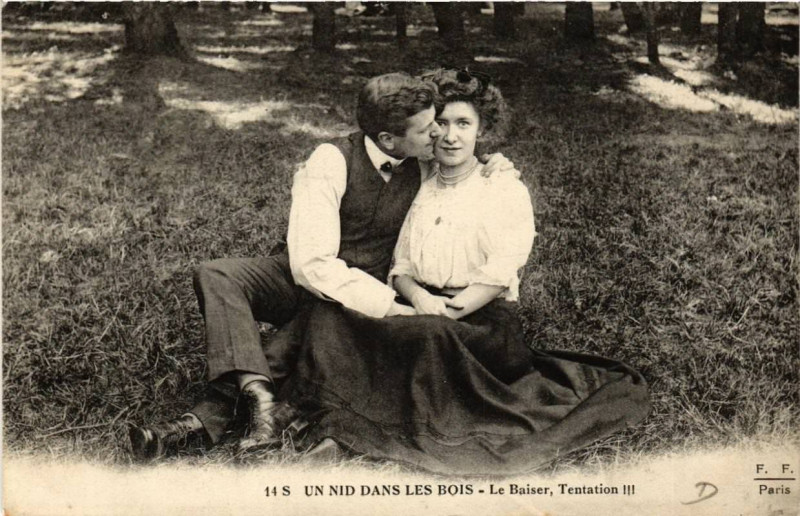 Carte postale ancienne Paris 12e Un nid dans les Bois Le Baiser tentation! à Paris 12e