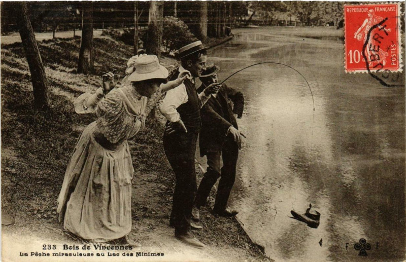 Carte postale ancienne Bois de Vincennes - La Pêche miraculeuse au Lac des Minimes à Paris 12e