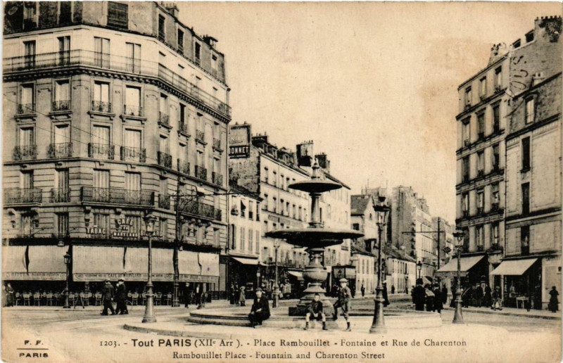 Carte postale ancienne Place Rambouillet - Fontaine et Rue de Charenton à Paris 12e