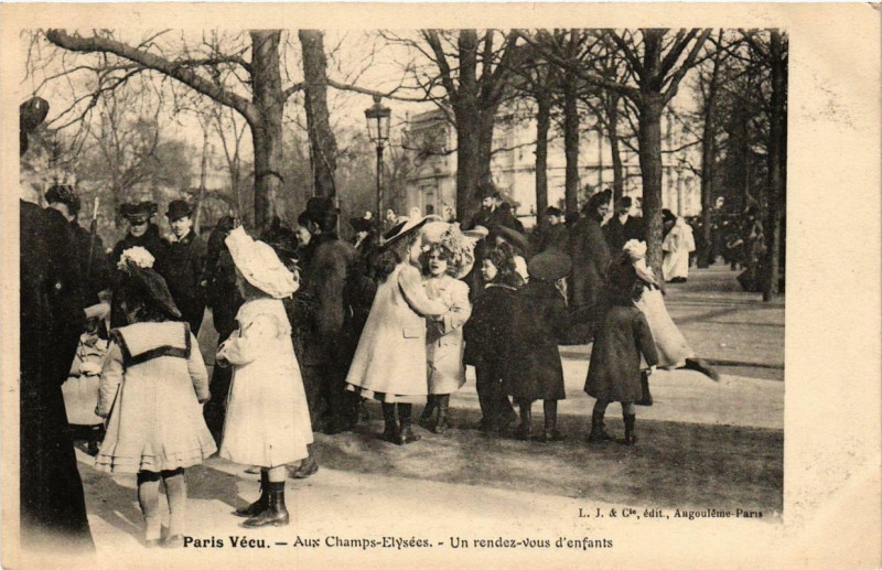 Carte postale ancienne Paris Vécu. Aux Champs-Elysées Un rendez-vous d'enfants à Paris