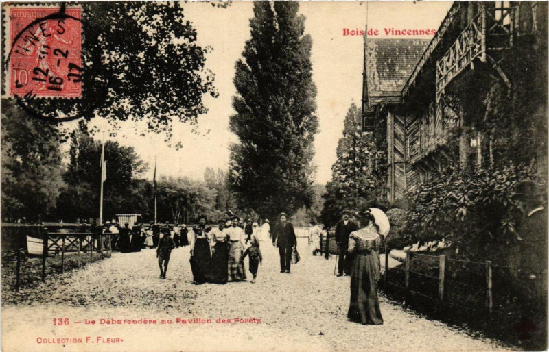Carte postale ancienne Paris 12e Bois de Vincennes Débarcadere au Pavillon des Forets à Paris 12e