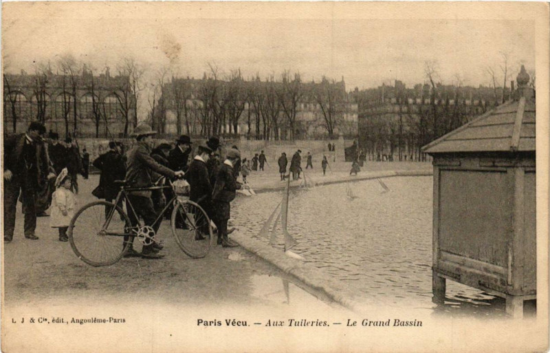 Carte postale ancienne Paris Vécu. Aux Tuileries Le Grand Bassin à Paris
