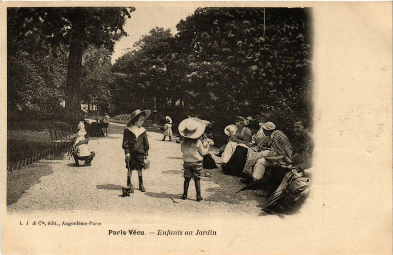 Carte postale ancienne Paris Vécu. Enfants au Jardin à Paris