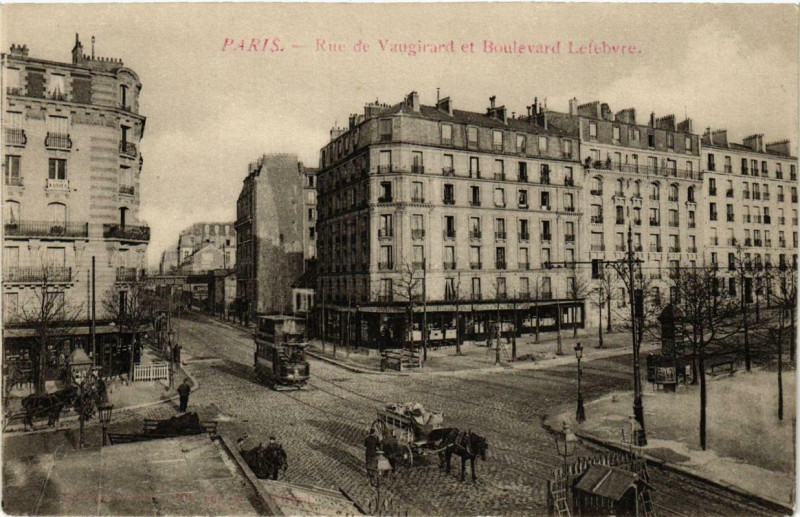 Carte postale ancienne Rue de Vaugirard et Boulevard Lefebvre à Paris 15e