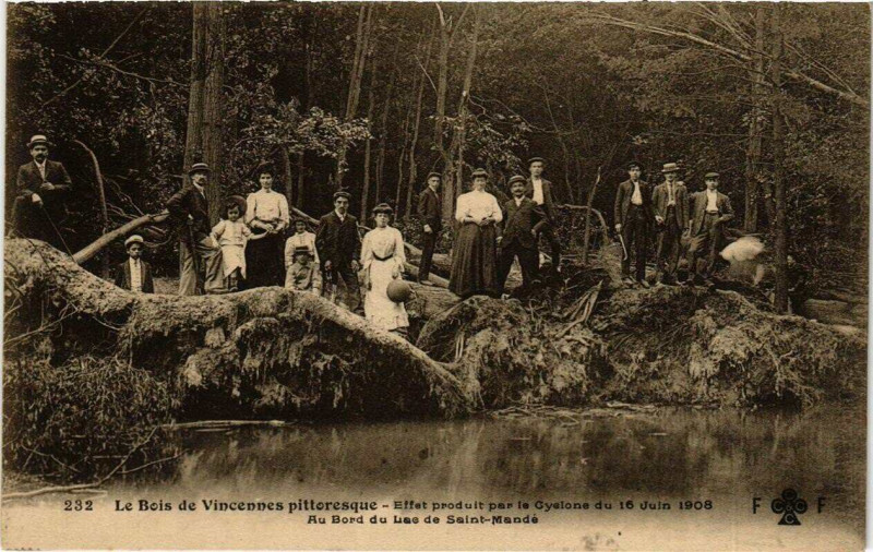 Carte postale ancienne Paris 12e Le Bois de Vincennes Pittoresque apres le Cyclone à Paris 12e