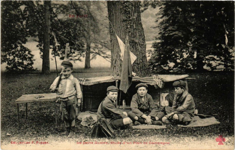 Carte postale ancienne Paris 12e En Foret La petite guerre Etude d'un plan de Campagne à Paris 12e