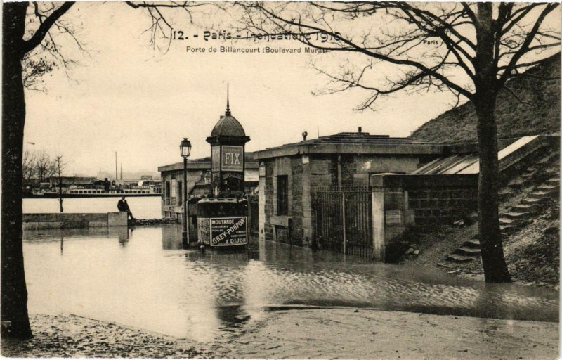 Carte postale ancienne Inondations 1910 - Porte de Billancourt (Boulevard Murat) à Paris 16e