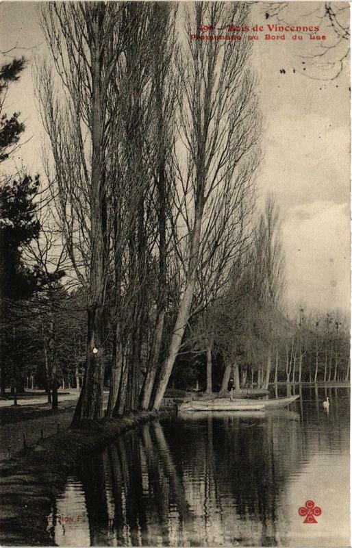 Carte postale ancienne Paris 12e Bois de Vincennes Promenade au Bord du Lac à Paris 12e