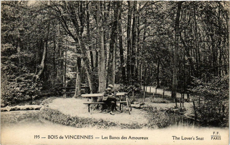 Carte postale ancienne Paris 12e Bois de Vincennes Les Bancs des Amoureux à Paris 12e