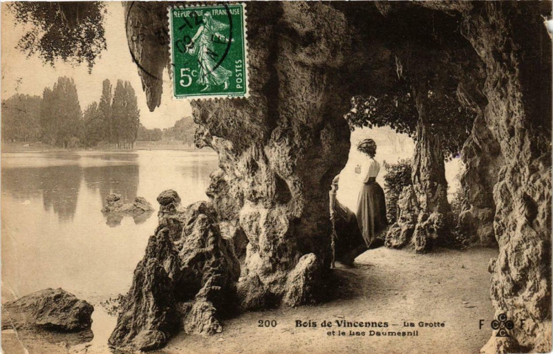 Carte postale ancienne Paris 12e Bois de Vincennes La Grotte et le Lac Daumesnil à Paris 12e