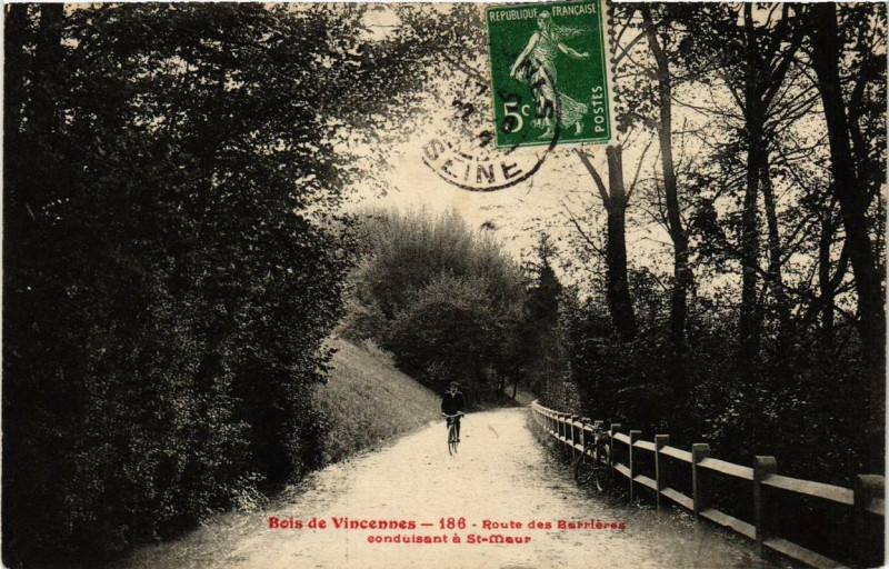Carte postale ancienne Bois de Vincennes - Route des Barrières  conduisant à Saint-Maur à Saint-Maurice