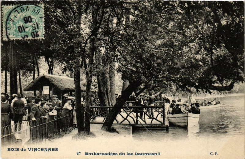 Carte postale ancienne Paris 12e Bois de Vincennes Embarcadere du Lac Daumesnil à Paris 12e