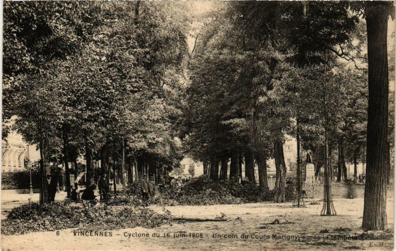 Carte postale ancienne Paris 12e Bois de Vincennes Cyclone du 16 juin 1908 Un coin à Paris 12e