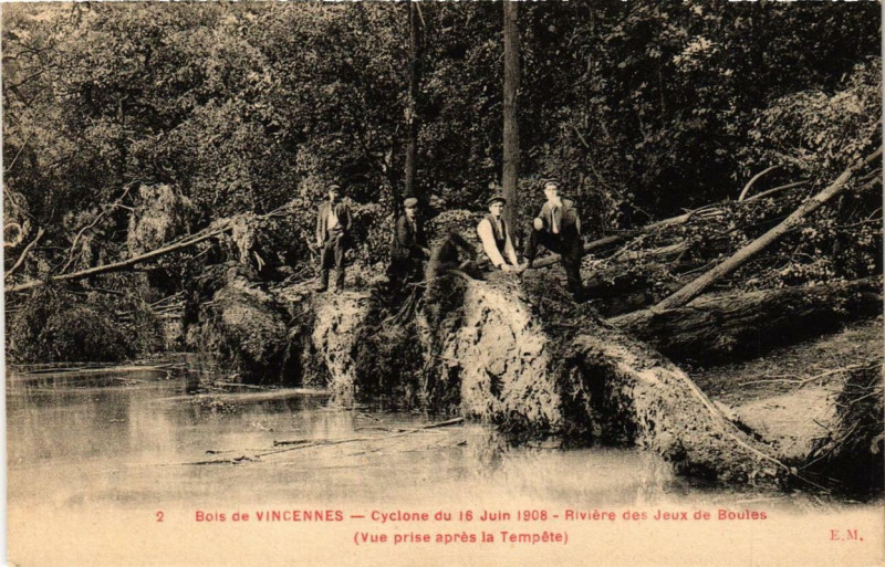 Carte postale ancienne Bois de Vincennes - Cyclone du 16 juin 1908 - Rivière des Jeux de Boules (Vue prise après la Tempête) à Paris 12e