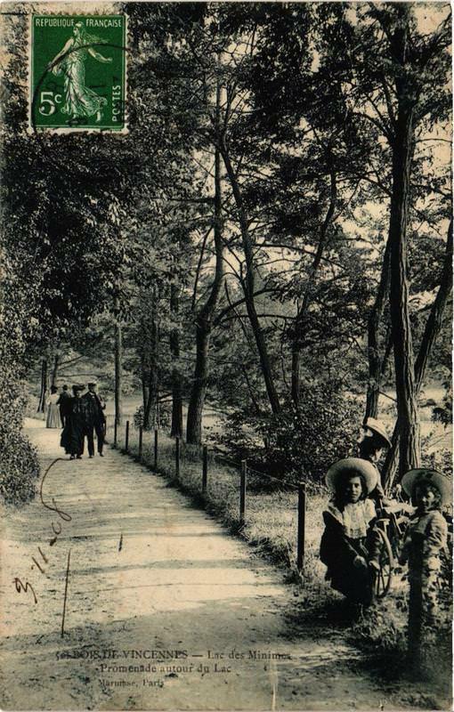 Carte postale ancienne Paris 12e Bois de Vincennes Lac Minimes Promenade autour du Lac à Paris 12e