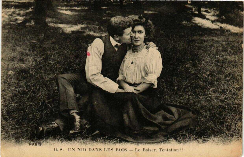 Carte postale ancienne Paris 12e Un nid dans les Bois Le Baiser tentation! à Paris 12e