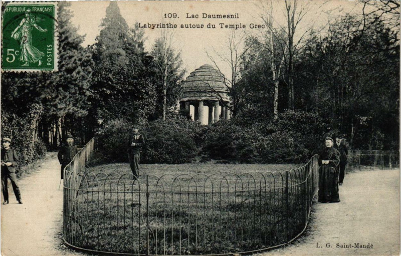Carte postale ancienne Paris 12e Lac Daumesnil Labyrinthe autour du Temple Grec à Paris 12e