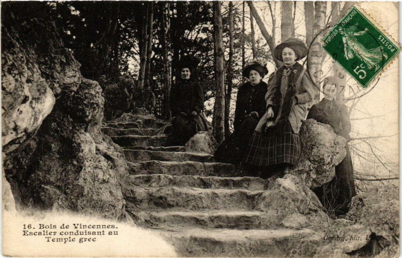 Carte postale ancienne Paris 12e Bois de Vincennes Escalier conduisant au Temple grec à Paris 12e