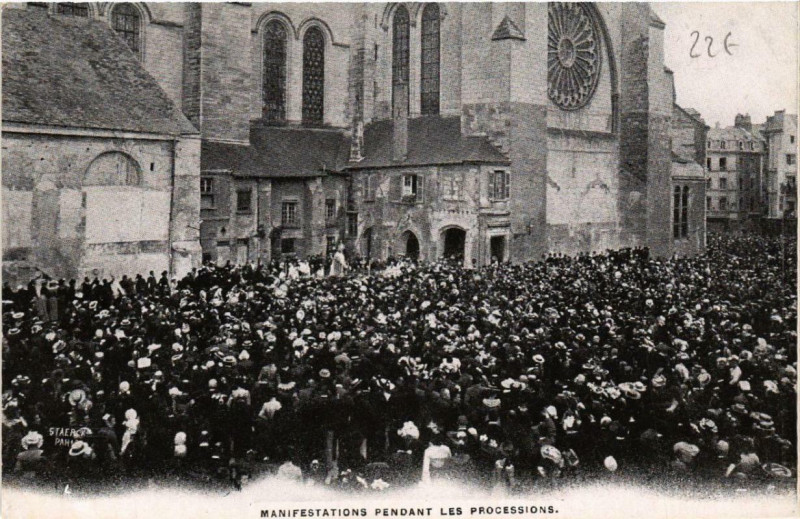 Carte postale ancienne Paris Manifestations pendant les Processions à Paris