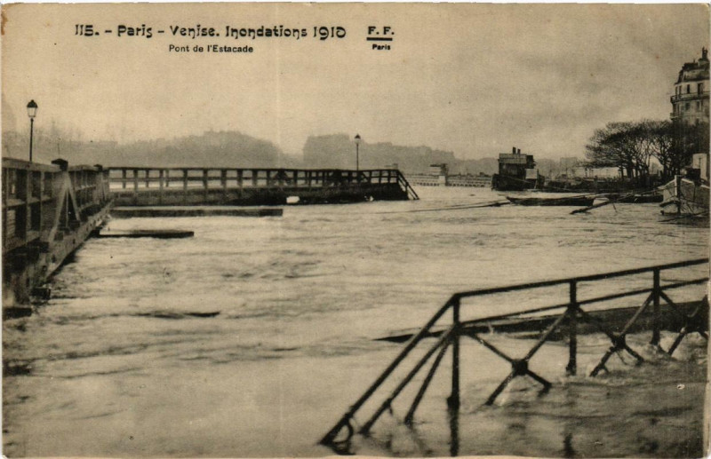 Carte postale ancienne Paris (4e) Pont de l'Estacade à Paris 4e