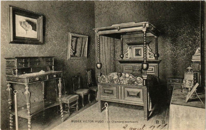 Carte postale ancienne Paris (4e) Musée Victor Hugo. La Chambre mortuaire à Paris 4e