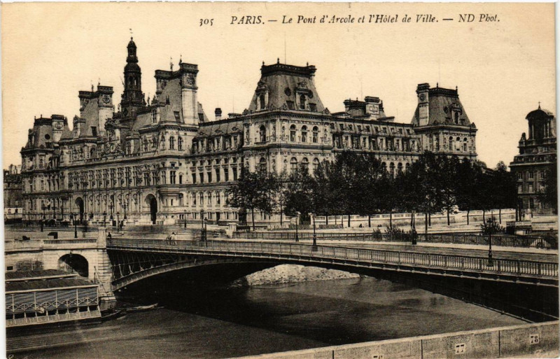 Carte postale ancienne Paris (4e) Le Pont d'Arcole. l'Hotel de Ville à Paris 4e