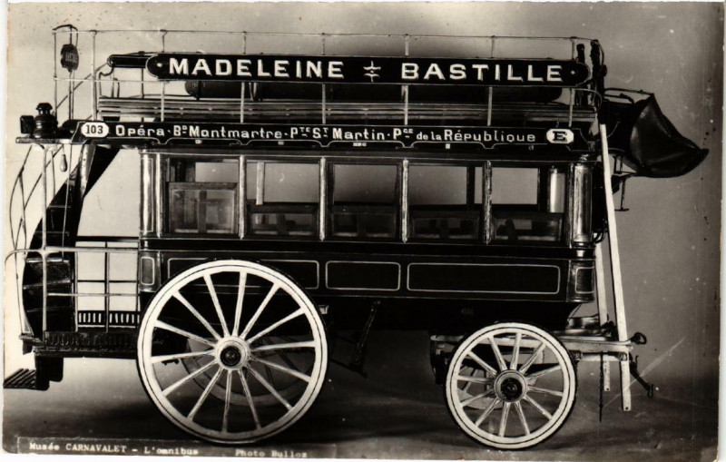 Carte postale ancienne Paris (3e) Musée Carnavalet l'Omnibus à Paris 3e